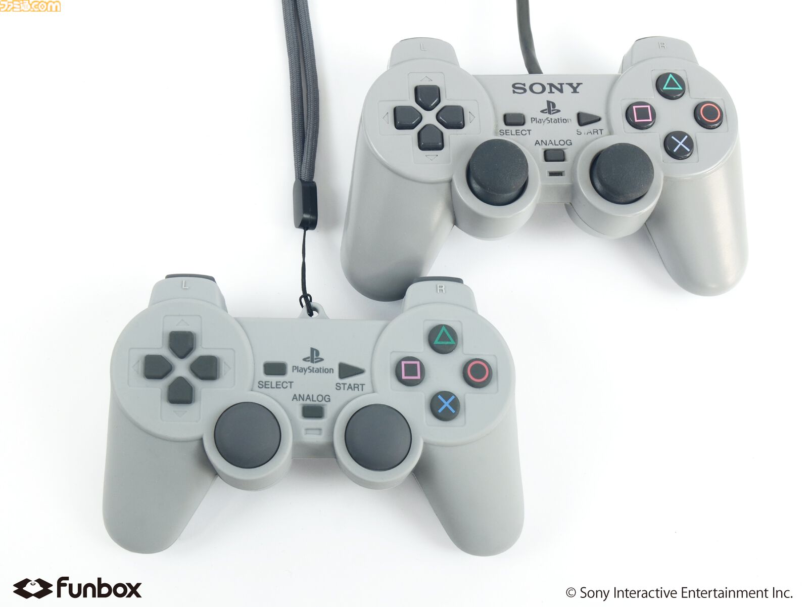 初代プレステのコントローラ型ポーチが3月17日発売。付属のプラグ型チャームとストラップでなつかしの有線も再現