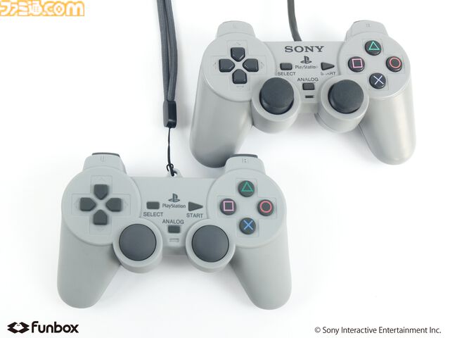 初代プレステのコントローラ型ポーチが3月17日発売。付属のプラグ型チャームとストラップでなつかしの有線も再現