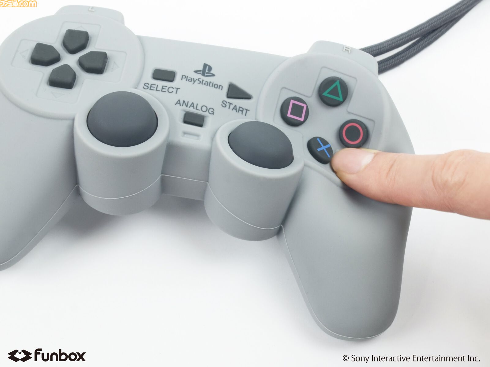 初代プレステのコントローラ型ポーチが3月17日発売。付属のプラグ型チャームとストラップでなつかしの有線も再現