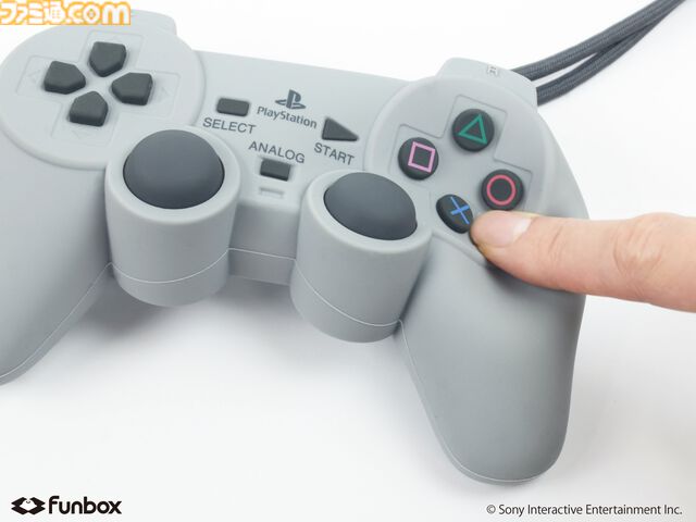 初代プレステのコントローラ型ポーチが3月17日発売。付属のプラグ型チャームとストラップでなつかしの有線も再現