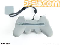 初代プレステのコントローラ型ポーチが3月17日発売。付属のプラグ型チャームとストラップでなつかしの有線も再現