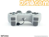 初代プレステのコントローラ型ポーチが3月17日発売。付属のプラグ型チャームとストラップでなつかしの有線も再現