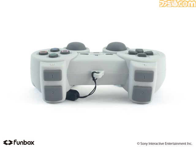 初代プレステのコントローラ型ポーチが3月17日発売。付属のプラグ型チャームとストラップでなつかしの有線も再現
