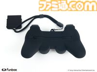 初代プレステのコントローラ型ポーチが3月17日発売。付属のプラグ型チャームとストラップでなつかしの有線も再現