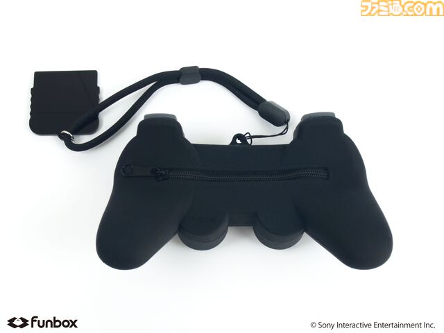 初代プレステのコントローラ型ポーチが3月17日発売。付属のプラグ型チャームとストラップでなつかしの有線も再現