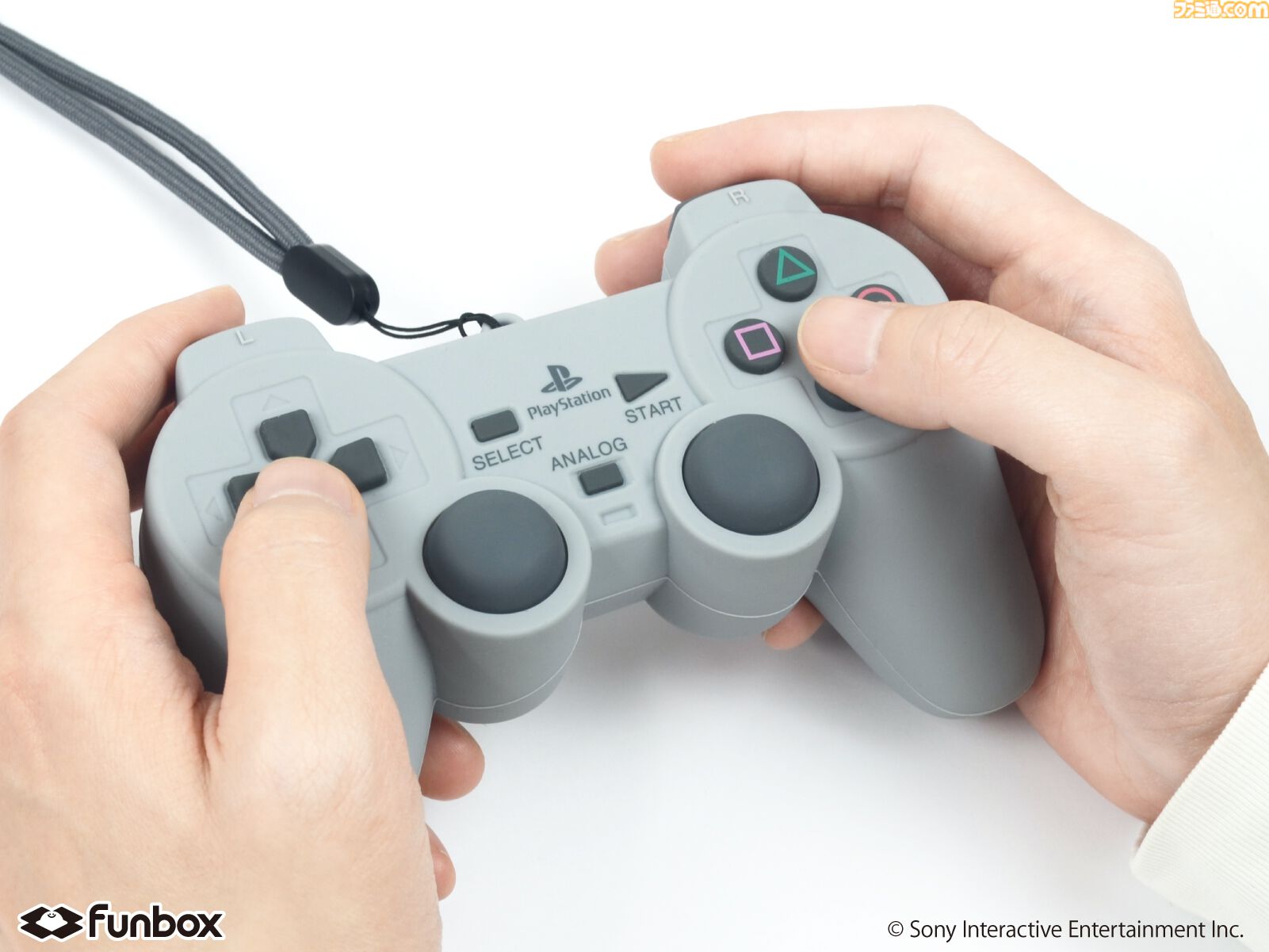 初代プレステのコントローラ型ポーチが3月17日発売。付属のプラグ型チャームとストラップでなつかしの有線も再現