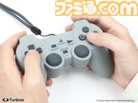 初代プレステのコントローラ型ポーチが3月17日発売。付属のプラグ型チャームとストラップでなつかしの有線も再現