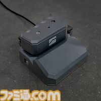 握って動かす片手操作デバイス“MoveMaster RSG”が国内向けに登場。本体上部をスライドして移動操作が可能。指先にフィットする10個の物理ボタンも搭載