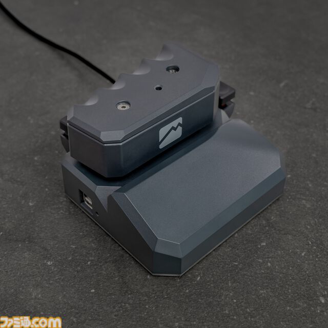 握って動かす片手操作デバイス“MoveMaster RSG”が国内向けに登場。本体上部をスライドして移動操作が可能。指先にフィットする10個の物理ボタンも搭載