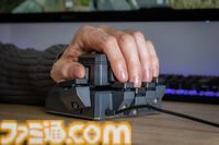 握って動かす片手操作デバイス“MoveMaster RSG”が国内向けに登場。本体上部をスライドして移動操作が可能。指先にフィットする10個の物理ボタンも搭載