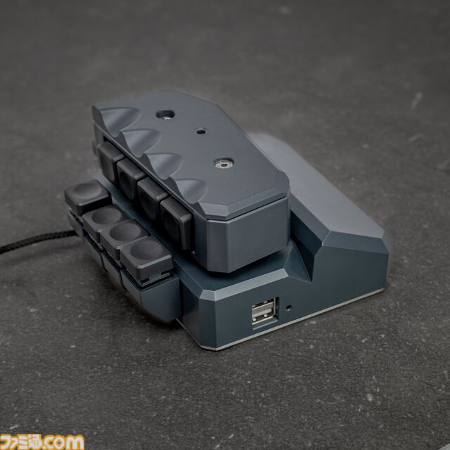 握って動かす片手操作デバイス“MoveMaster RSG”が国内向けに登場。本体上部をスライドして移動操作が可能。指先にフィットする10個の物理ボタンも搭載