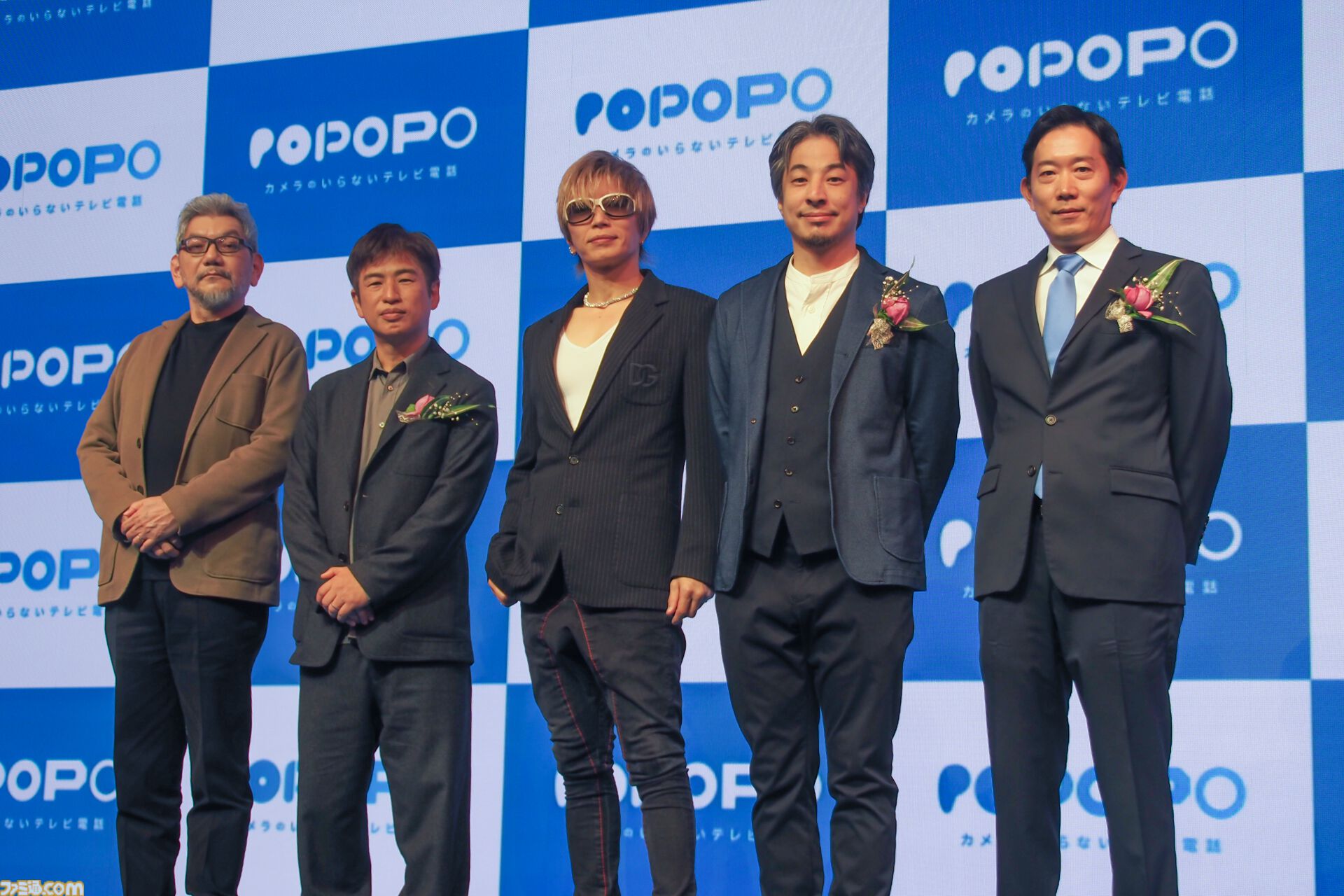 【悲報】 身長180cmを公言しているGACKTさん、身長174cm公言のひろゆきと身長差“ほぼなし” 厚底履いてるのに、いったい何故 ...