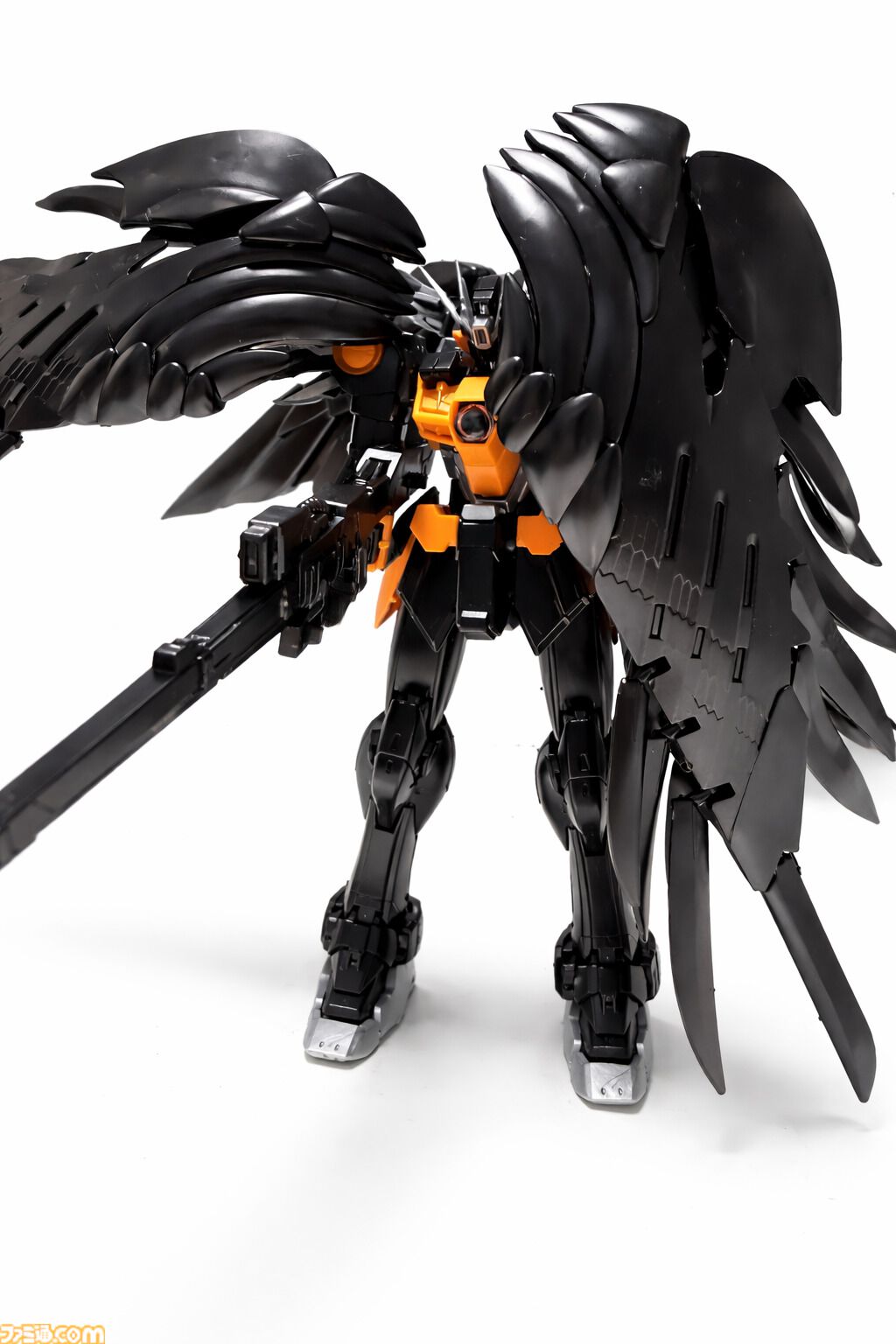 『Apex』×『ガンダム』コラボガンプラ組み立て体験！フリーダムでクリプトの立ち姿、ウイングゼロでミサイルを撃つヴァルキリーのアクションを満喫