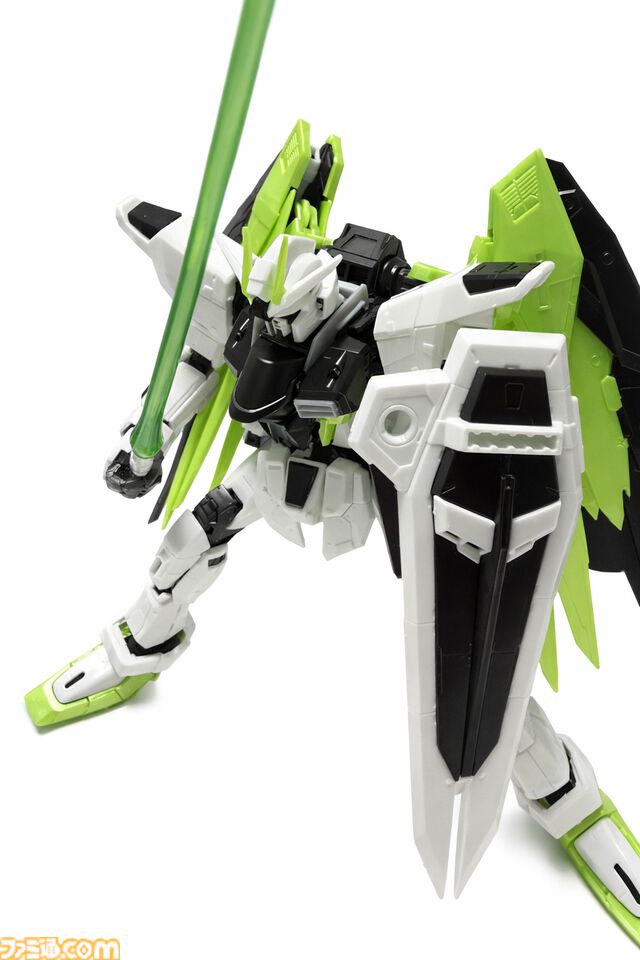 『Apex』×『ガンダム』コラボガンプラ組み立て体験！フリーダムでクリプトの立ち姿、ウイングゼロでミサイルを撃つヴァルキリーのアクションを満喫