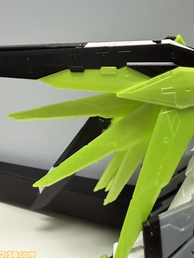 『Apex』×『ガンダム』コラボガンプラ組み立て体験！フリーダムでクリプトの立ち姿、ウイングゼロでミサイルを撃つヴァルキリーのアクションを満喫