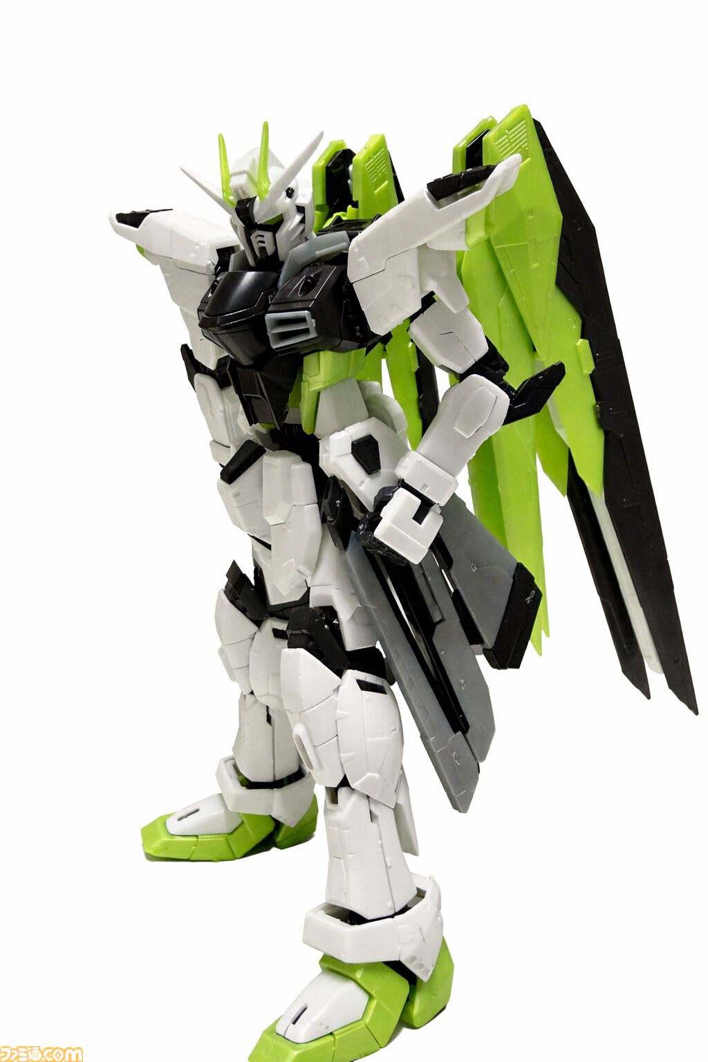 『Apex』×『ガンダム』コラボガンプラ組み立て体験！フリーダムでクリプトの立ち姿、ウイングゼロでミサイルを撃つヴァルキリーのアクションを満喫