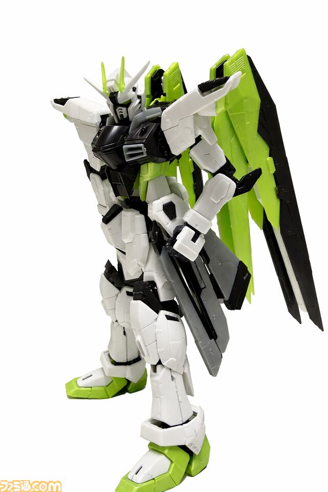 『Apex』×『ガンダム』コラボガンプラ組み立て体験！フリーダムでクリプトの立ち姿、ウイングゼロでミサイルを撃つヴァルキリーのアクションを満喫