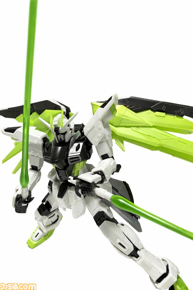 『Apex』×『ガンダム』コラボガンプラ組み立て体験！フリーダムでクリプトの立ち姿、ウイングゼロでミサイルを撃つヴァルキリーのアクションを満喫