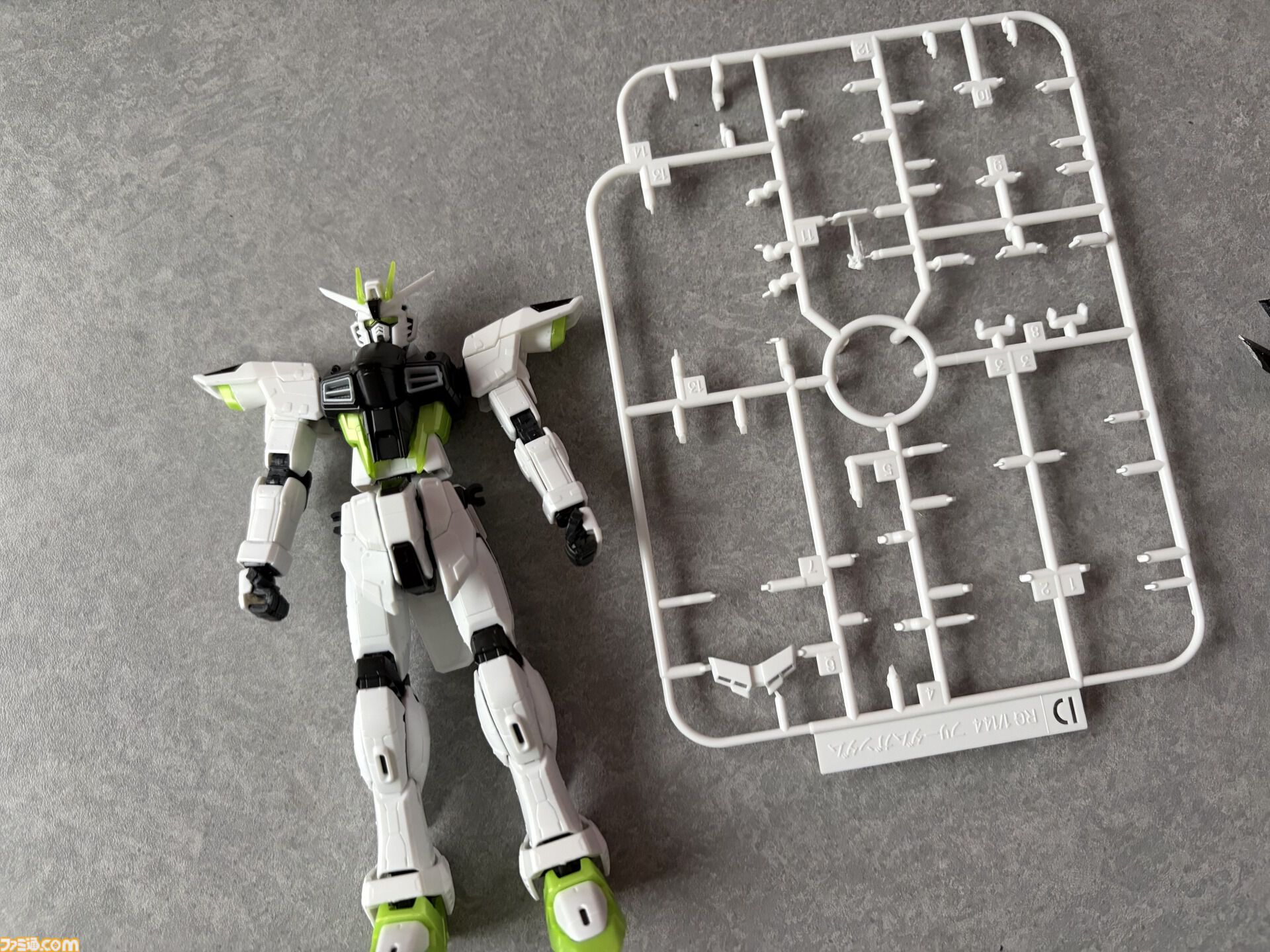 『Apex』×『ガンダム』コラボガンプラ組み立て体験！フリーダムでクリプトの立ち姿、ウイングゼロでミサイルを撃つヴァルキリーのアクションを満喫