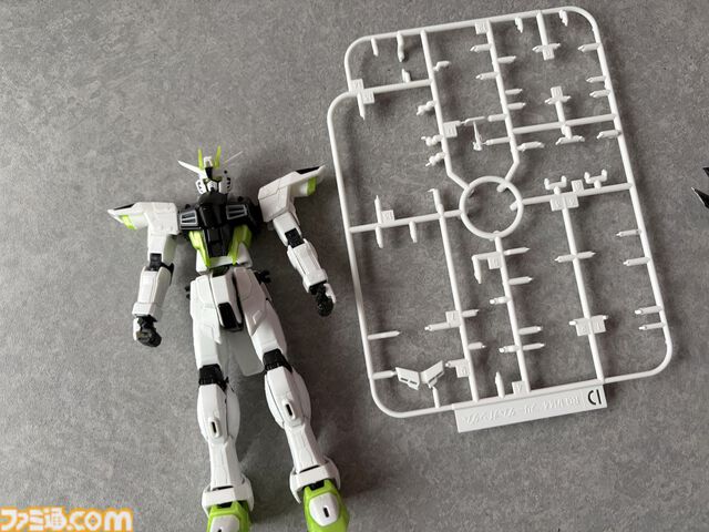 『Apex』×『ガンダム』コラボガンプラ組み立て体験！フリーダムでクリプトの立ち姿、ウイングゼロでミサイルを撃つヴァルキリーのアクションを満喫