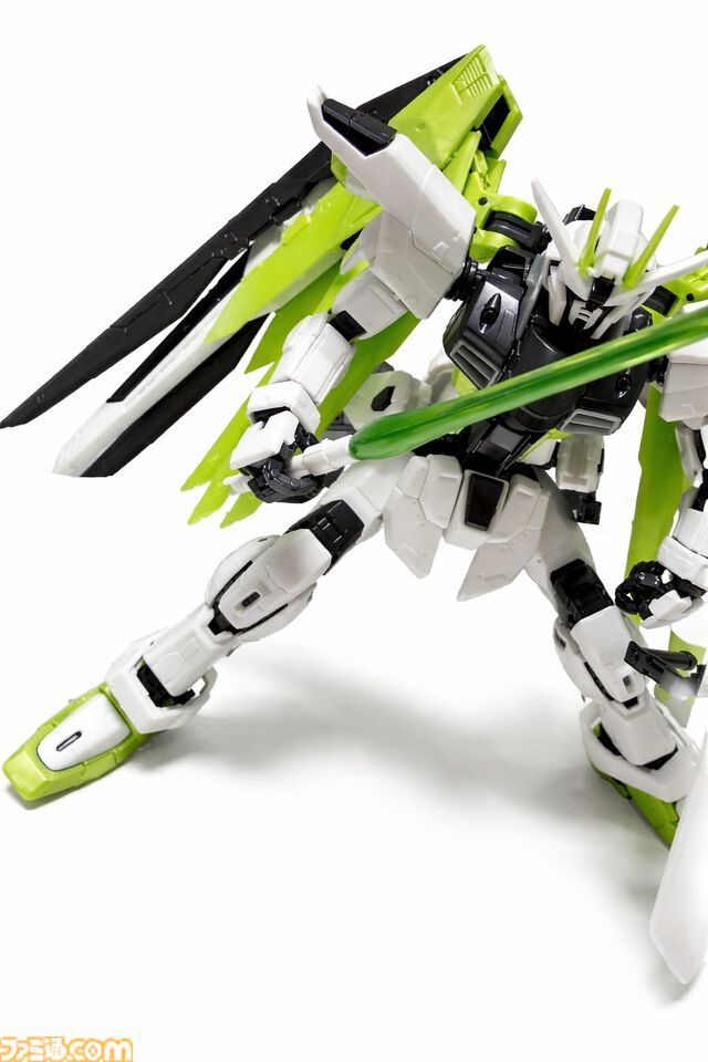 『Apex』×『ガンダム』コラボガンプラ組み立て体験！フリーダムでクリプトの立ち姿、ウイングゼロでミサイルを撃つヴァルキリーのアクションを満喫