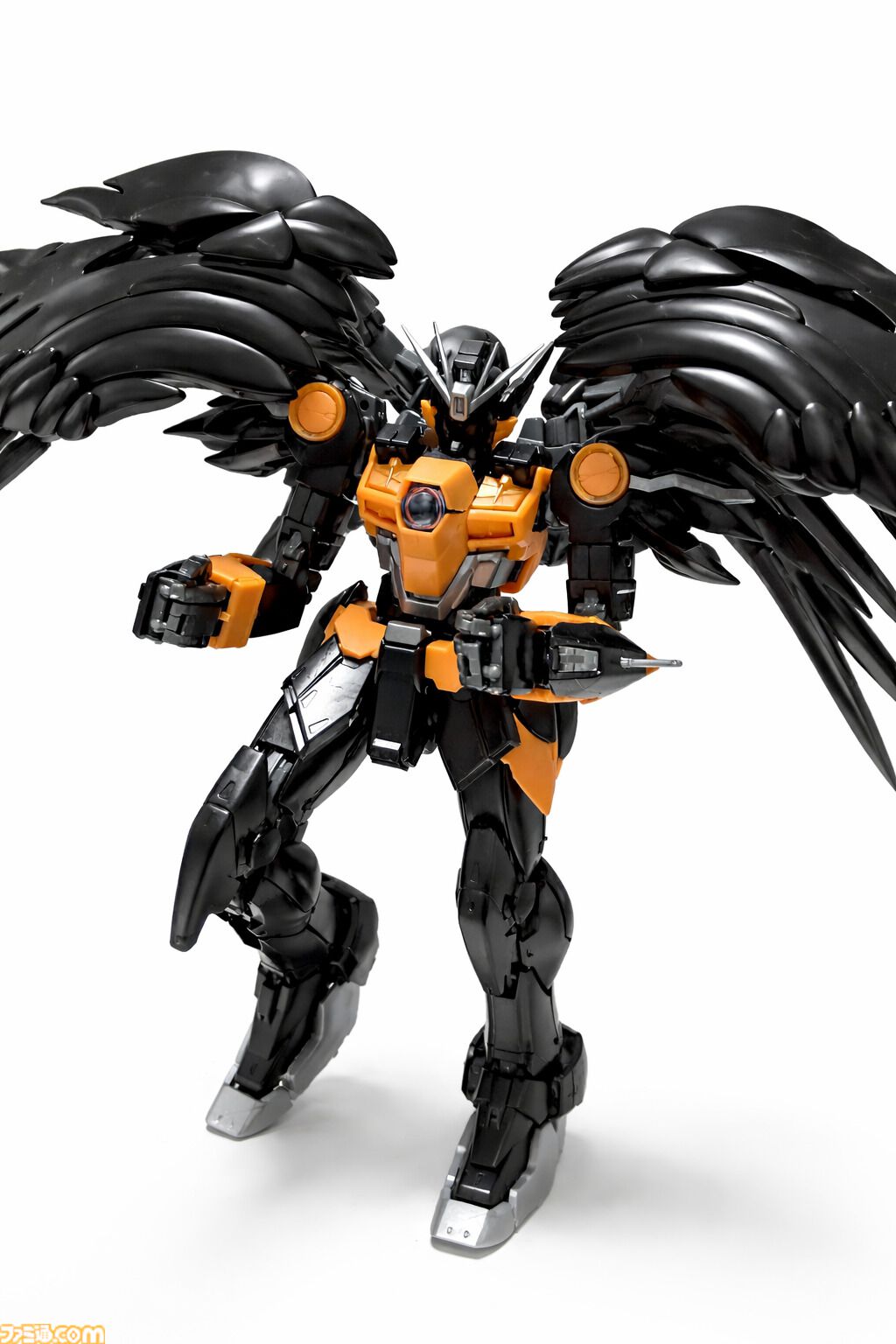 『Apex』×『ガンダム』コラボガンプラ組み立て体験！フリーダムでクリプトの立ち姿、ウイングゼロでミサイルを撃つヴァルキリーのアクションを満喫