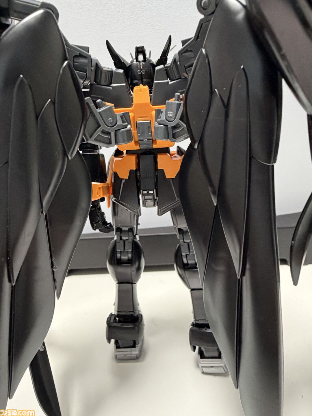 『Apex』×『ガンダム』コラボガンプラ組み立て体験！フリーダムでクリプトの立ち姿、ウイングゼロでミサイルを撃つヴァルキリーのアクションを満喫