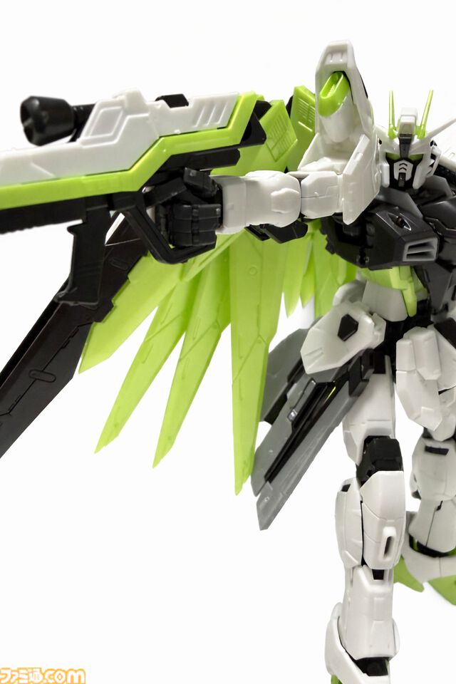 『Apex』×『ガンダム』コラボガンプラ組み立て体験！フリーダムでクリプトの立ち姿、ウイングゼロでミサイルを撃つヴァルキリーのアクションを満喫