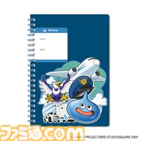 スライムとチョコボがパイロット姿に。成田空港にスクエニ期間限定ショップが4月3日オープン。アクキーやステッカーなど描き下ろし限定グッズが多数登場