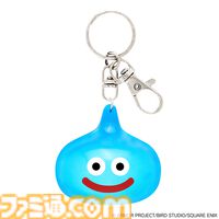 スライムとチョコボがパイロット姿に。成田空港にスクエニ期間限定ショップが4月3日オープン。アクキーやステッカーなど描き下ろし限定グッズが多数登場