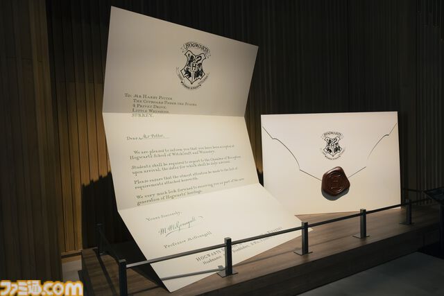 『ハリー・ポッター』クィディッチをモチーフにしたグッズが4月1日より発売。高級用具店をテーマにしたTシャツやスニッチのヘアクリップなどが登場