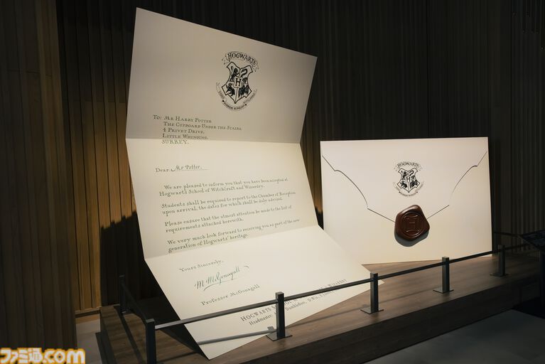 『ハリー・ポッター』クィディッチをモチーフにしたグッズが4月1日より発売。高級用具店をテーマにしたTシャツやスニッチのヘアクリップなどが登場