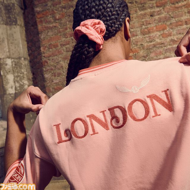 『ハリー・ポッター』クィディッチをモチーフにしたグッズが4月1日より発売。高級用具店をテーマにしたTシャツやスニッチのヘアクリップなどが登場