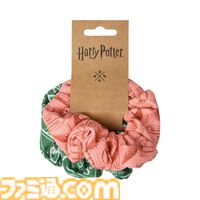 『ハリー・ポッター』クィディッチをモチーフにしたグッズが4月1日より発売。高級用具店をテーマにしたTシャツやスニッチのヘアクリップなどが登場