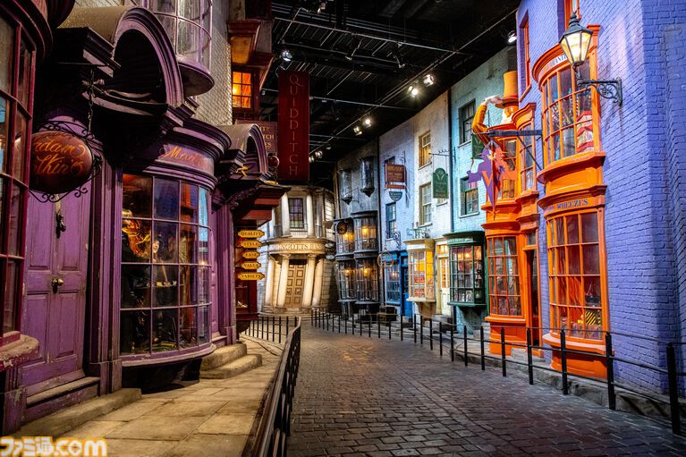 『ハリー・ポッター』クィディッチをモチーフにしたグッズが4月1日より発売。高級用具店をテーマにしたTシャツやスニッチのヘアクリップなどが登場