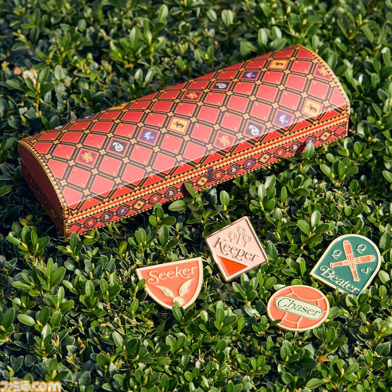 『ハリー・ポッター』クィディッチをモチーフにしたグッズが4月1日より発売。高級用具店をテーマにしたTシャツやスニッチのヘアクリップなどが登場