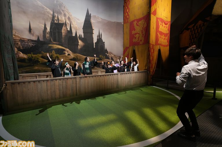 『ハリー・ポッター』クィディッチをモチーフにしたグッズが4月1日より発売。高級用具店をテーマにしたTシャツやスニッチのヘアクリップなどが登場