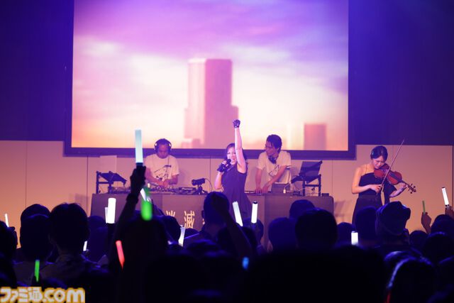『ヘブバン』She is Legendが新曲“闇夜のKomachi Vampire”をライブ初披露。ラップパートは麻枝 准氏のお手本を参考にレコーディング【ライトフライヤースタジオ10周年記念フェスリポート】