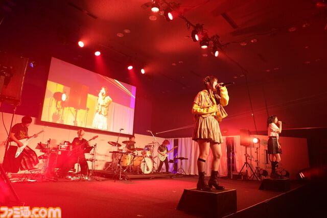 『ヘブバン』She is Legendが新曲“闇夜のKomachi Vampire”をライブ初披露。ラップパートは麻枝 准氏のお手本を参考にレコーディング【ライトフライヤースタジオ10周年記念フェスリポート】
