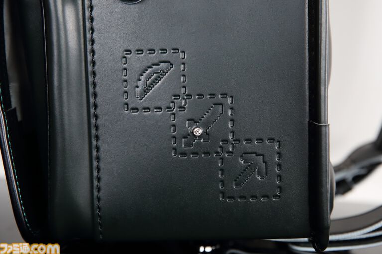 『マイクラ』モデルのランドセルが予約受付中。ビビットピンク、青、パールラベンダーステッチの3色が今年から仲間入り。2027年3月お届け