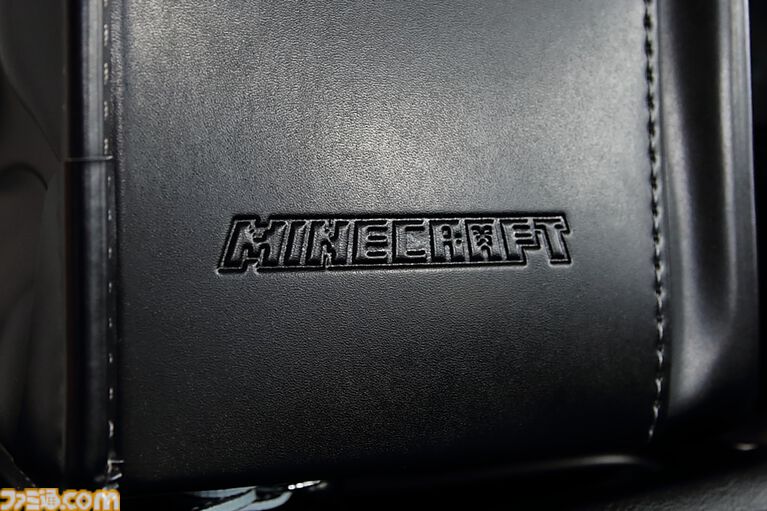 『マイクラ』モデルのランドセルが予約受付中。ビビットピンク、青、パールラベンダーステッチの3色が今年から仲間入り。2027年3月お届け