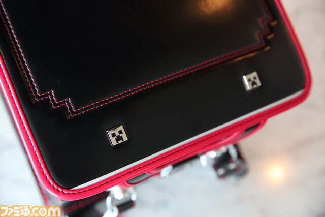 『マイクラ』モデルのランドセルが予約受付中。ビビットピンク、青、パールラベンダーステッチの3色が今年から仲間入り。2027年3月お届け