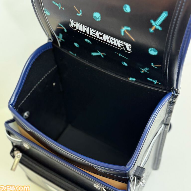 『マイクラ』モデルのランドセルが予約受付中。ビビットピンク、青、パールラベンダーステッチの3色が今年から仲間入り。2027年3月お届け