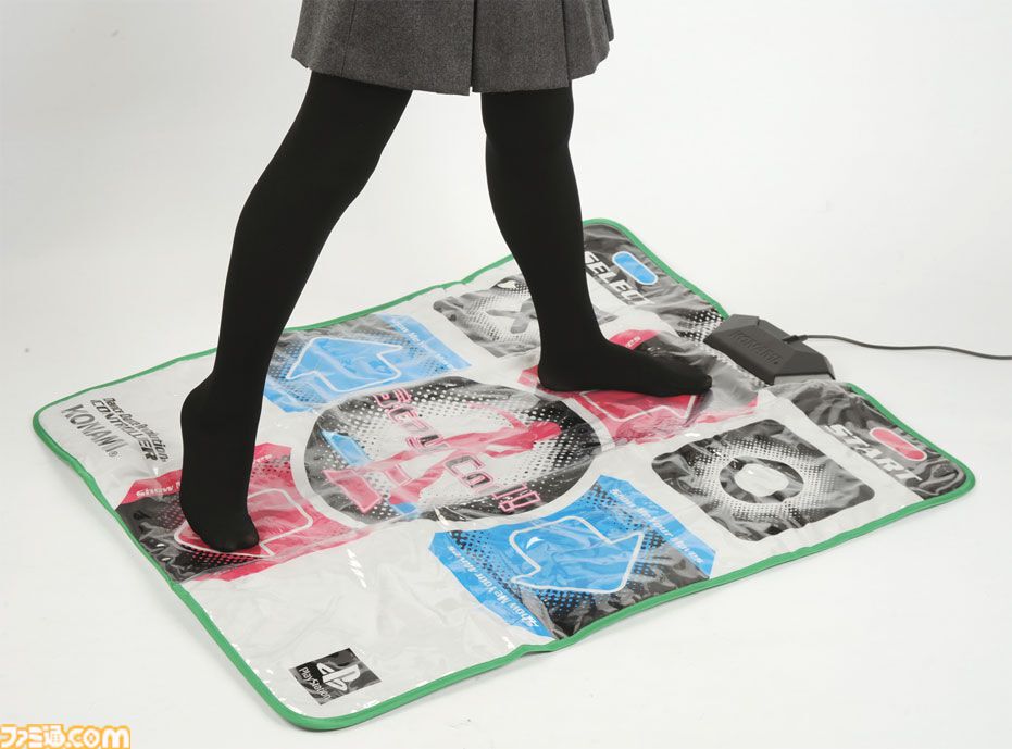 DDR GAME メタルダンスマット 本体、コントローラ 画像ページ (4/6) PS版『DDR』が発売された日。マット型の専用