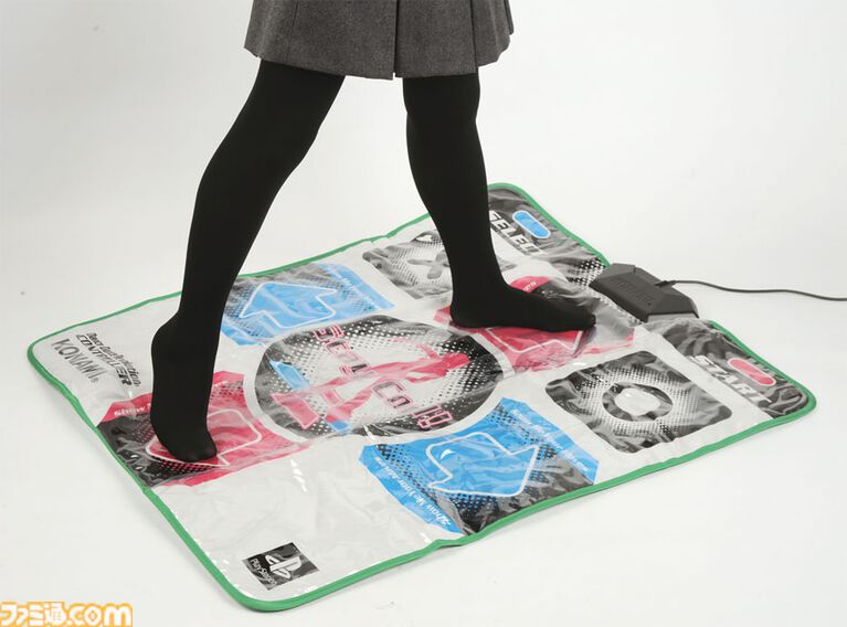 PS版『DDR』が発売された日。マット型の専用コントローラを使い、足で操作するのが斬新だった元祖ダンスゲーム【今日は何の日？】