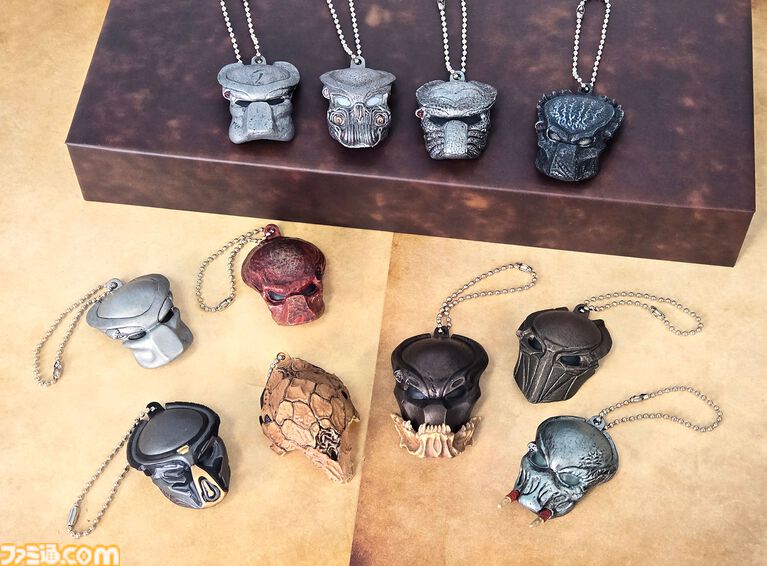 歴代プレデターのマスクのミニチュアマスコットガチャ。4月下旬から発売。1987年公開の1作目、『エイリアンVSプレデター』など11種類