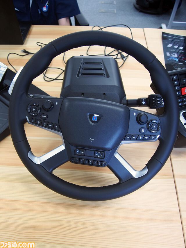 トラック運転ゲーム『ETS2』と『ATS』の公式ハンドルコンをホリが開発。400mmの大型ハンドルや7速以上のギアチェンジに対応したシフターなど、現役ドライバーからも好評の一品