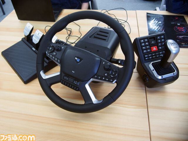 トラック運転ゲーム『ETS2』と『ATS』の公式ハンドルコンをホリが開発。400mmの大型ハンドルや7速以上のギアチェンジに対応したシフターなど、現役ドライバーからも好評の一品