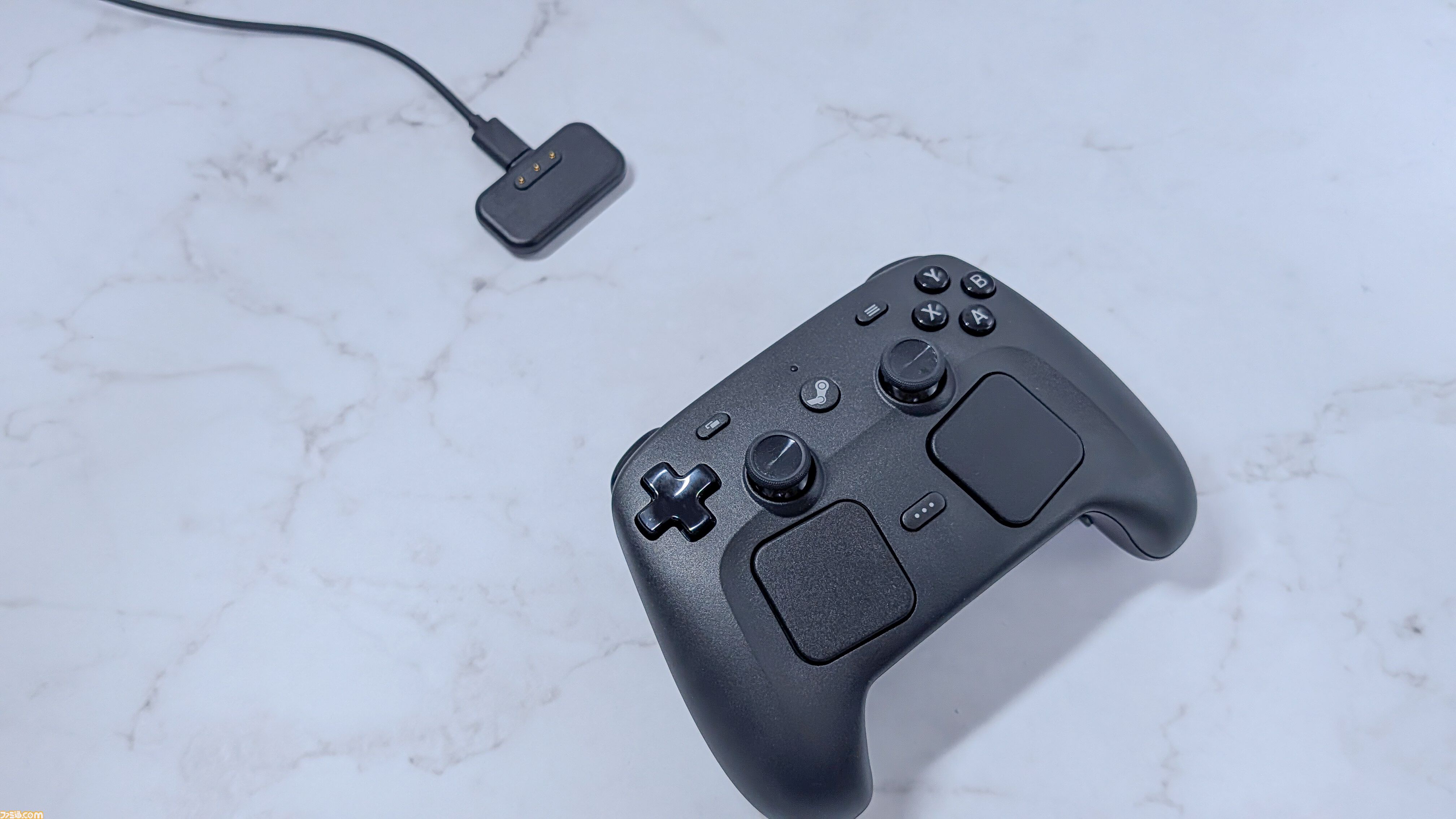画像ページ (1/7) 新型“Steam Controller”5月4日発売決定。実機を