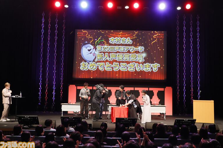 『ハンドラ』飴宮怠美の前日譚小説は「ちょっと薄暗い話」。黒沢ともよさんサプライズ出演の朗読劇もあった1周年イベントを、インタビュー付きでリポート